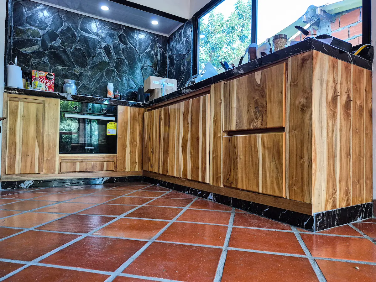 Cocina integral en teca.