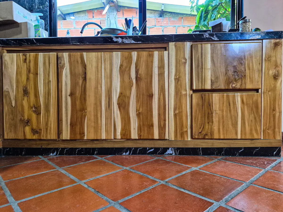 Segunda vista de cocina integral en teca.