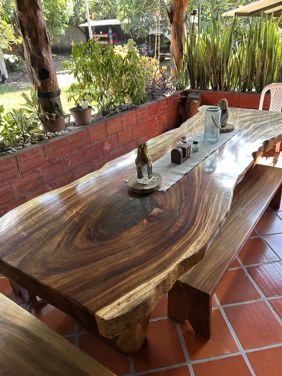 Comedor de diez puestos en madera de samán.
