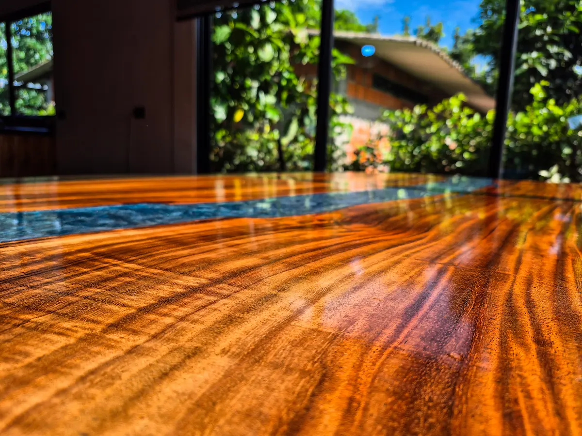 Comedor tipo río en madera de Samán y resina