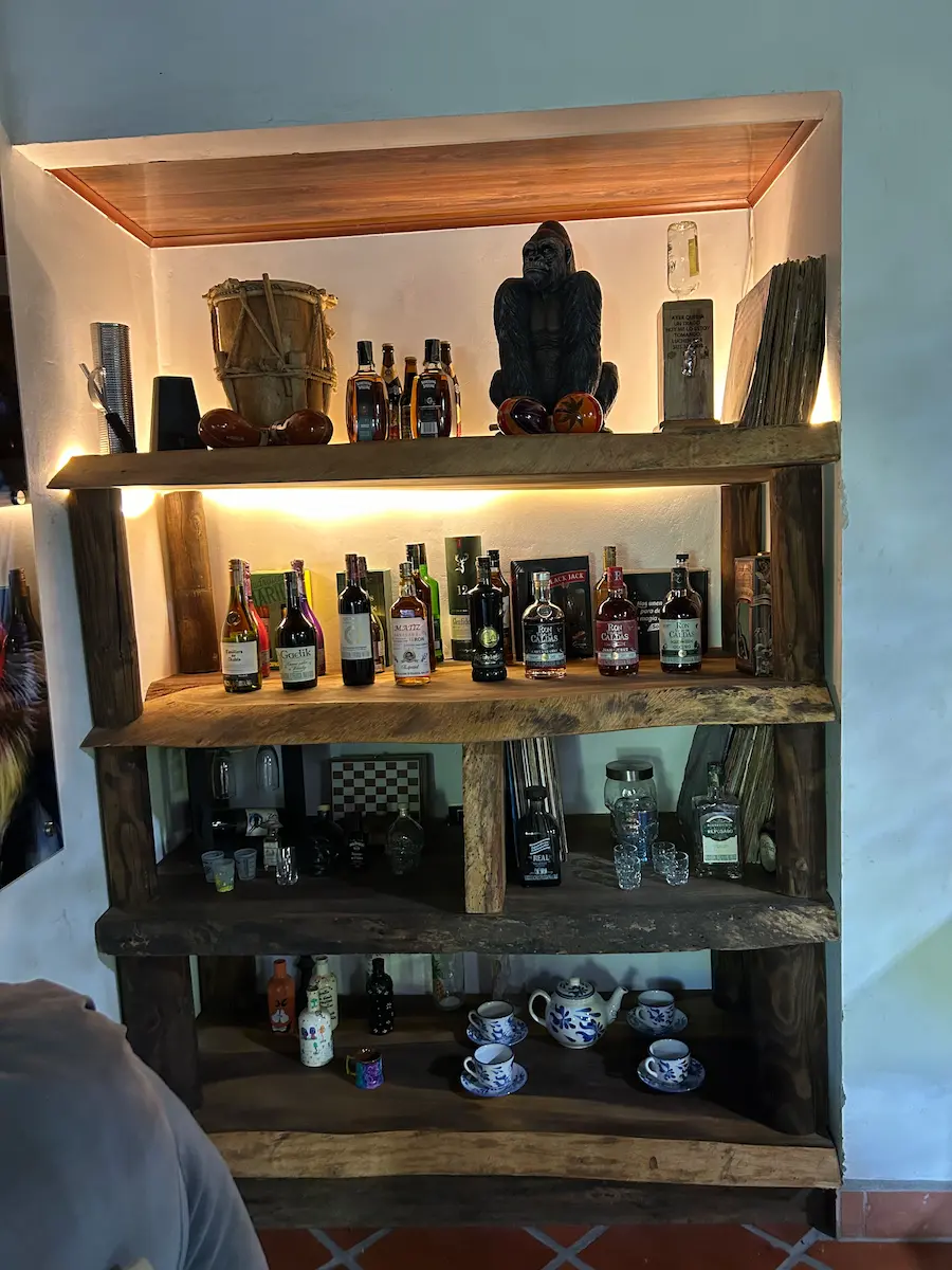 Estantería de madera.