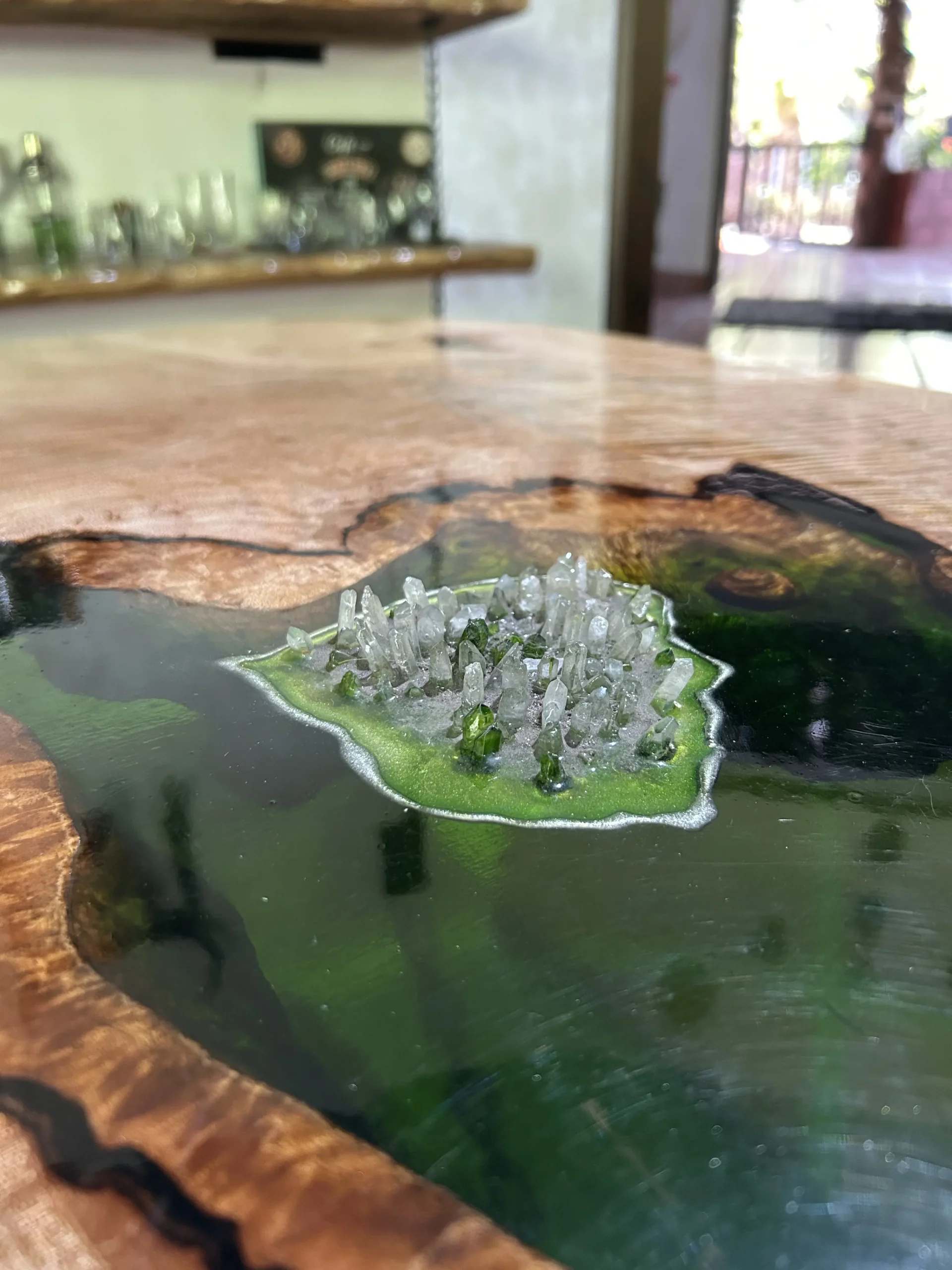 Mesa de centro en madera de Manga y resina epóxica
