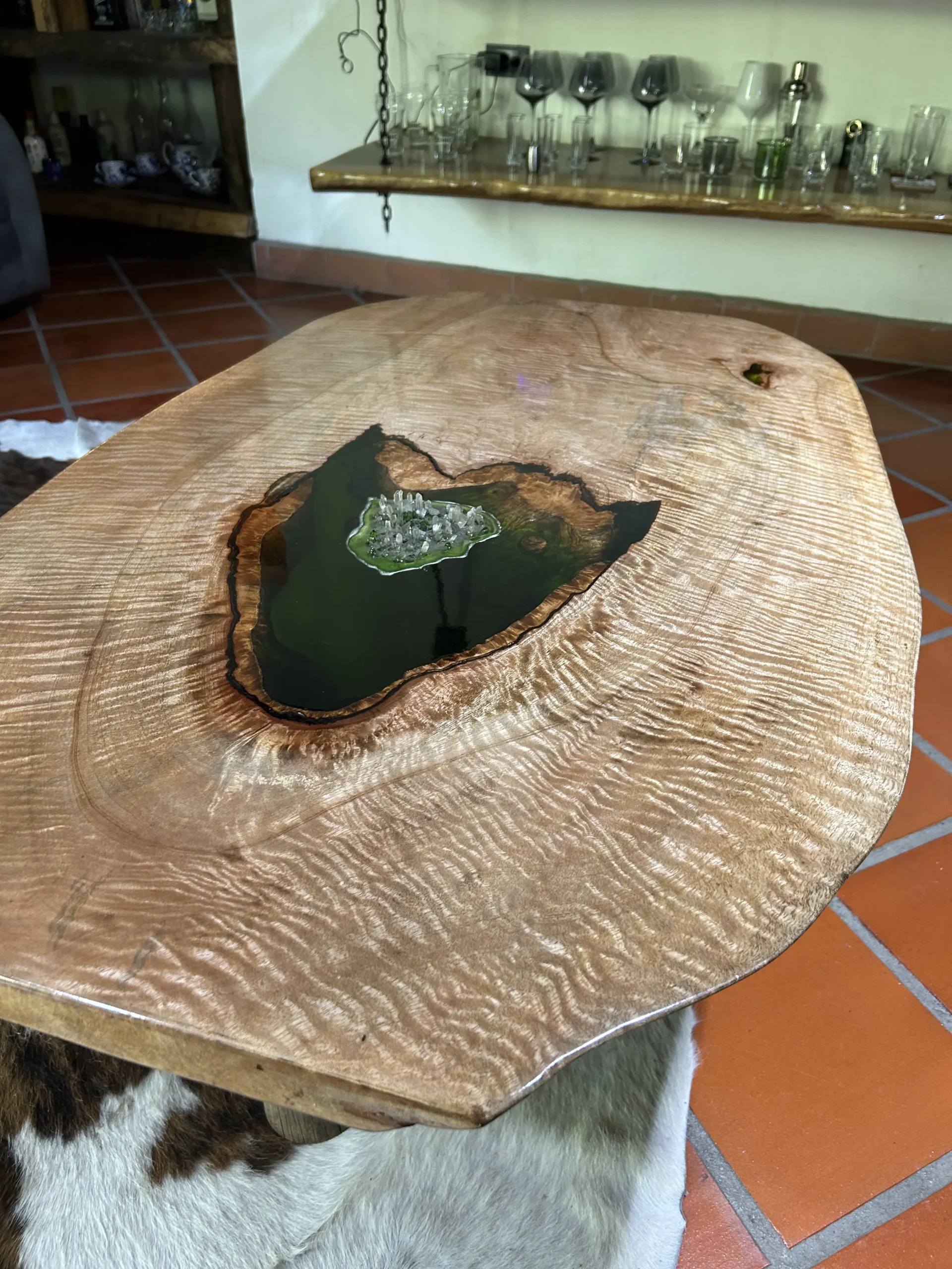 Mesa de centro en madera de manga y resina epóxica.