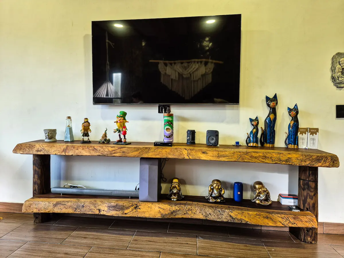 Mueble para televisión en samán.