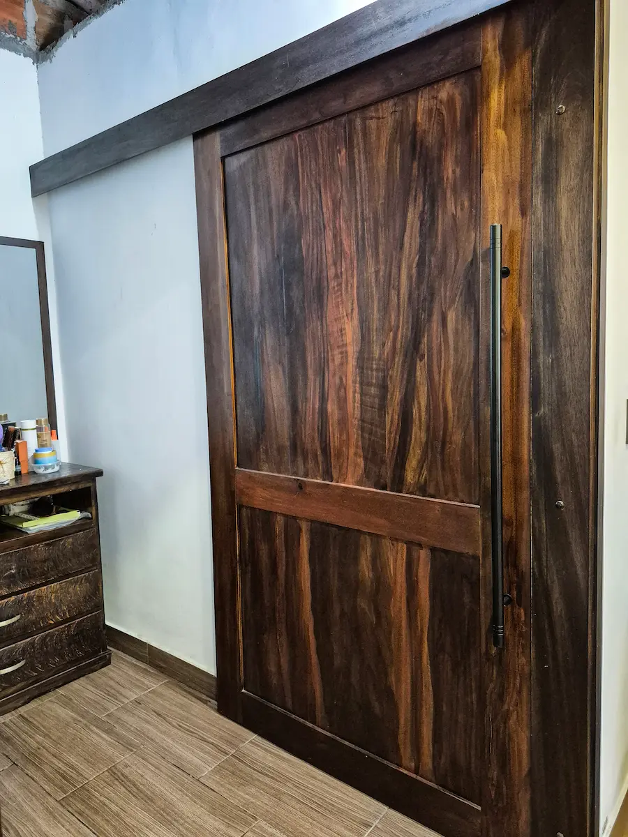 Puerta deslizante en madera de teca.