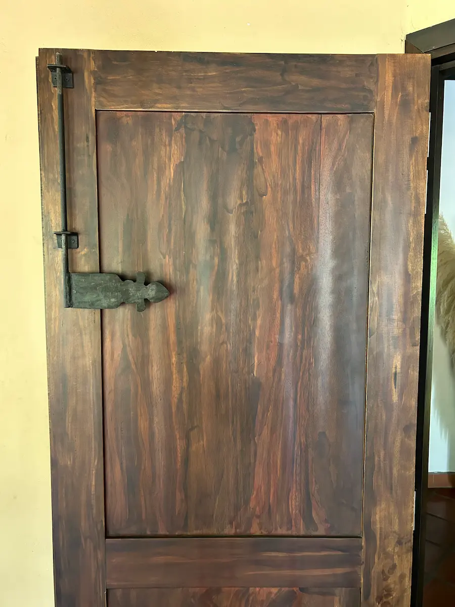 Puerta rústica en teca.