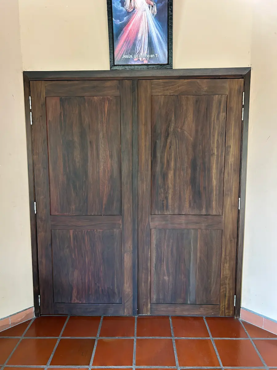 Segunda puerta rústica en teca.