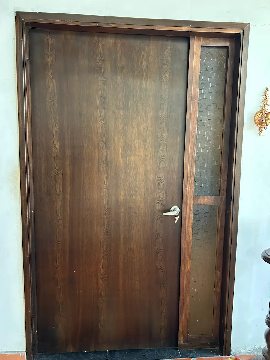 Puerta entamborada en triplex y madera.